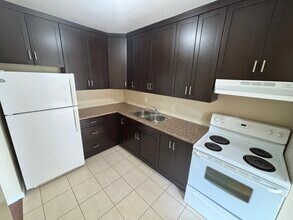 343-343 Mill St in Kitchener, ON - Building Photo - Building Photo