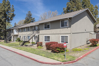 Birchwood Apartments in Fairfield, CA - Foto de edificio - Building Photo