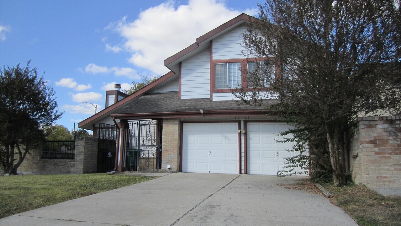 12122 Kemerton Dr in Houston, TX - Building Photo