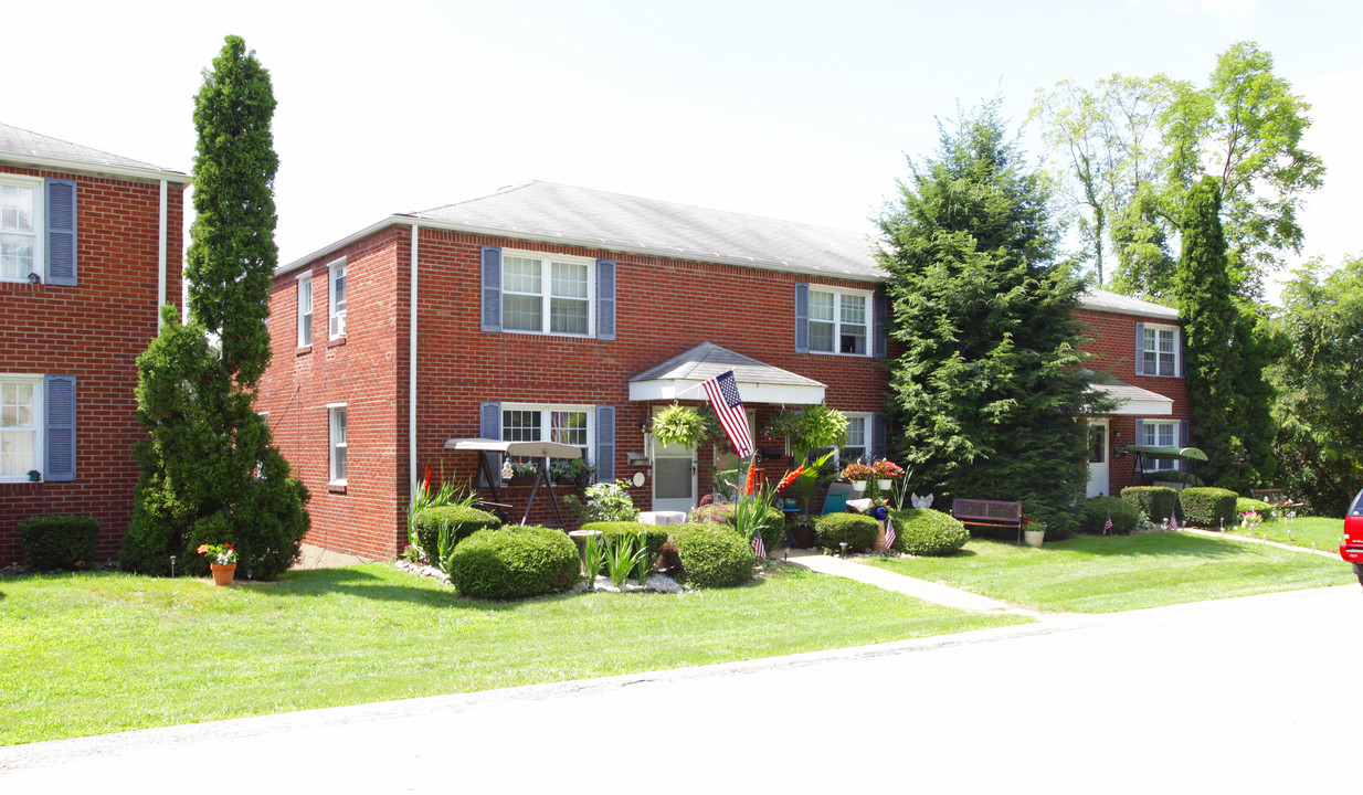 7558-7588 Elaine Dr in North Huntingdon, PA - Foto de edificio