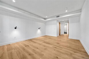 10352 Riverside Dr in Los Angeles, CA - Building Photo