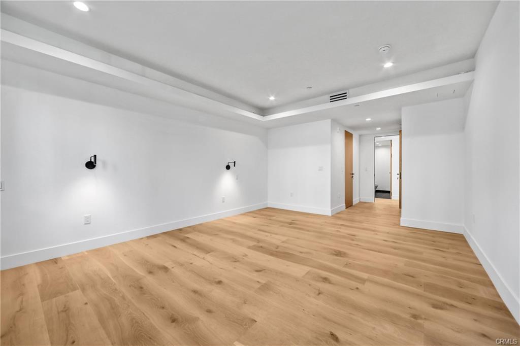 10352 Riverside Dr in Los Angeles, CA - Foto de edificio