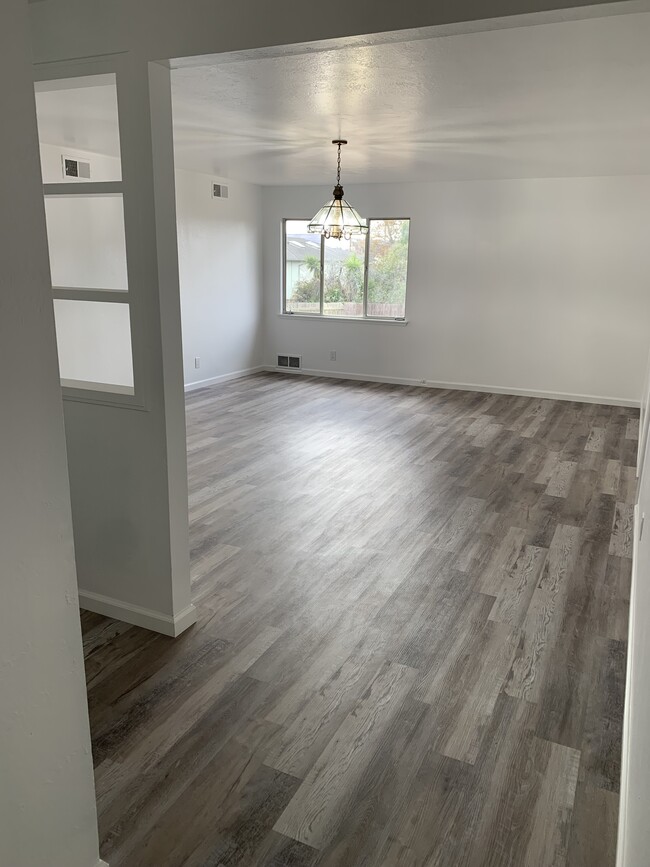 3485 Hadley Way in Santa Maria, CA - Foto de edificio - Building Photo