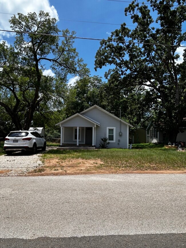 229 N Garrison St in Frankston, TX - Building Photo - Building Photo