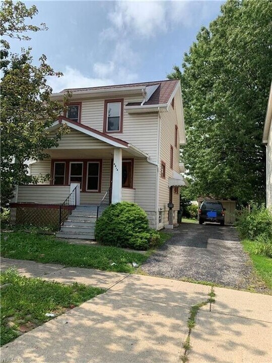 4864 E 84th St in Garfield Heights, OH - Foto de edificio