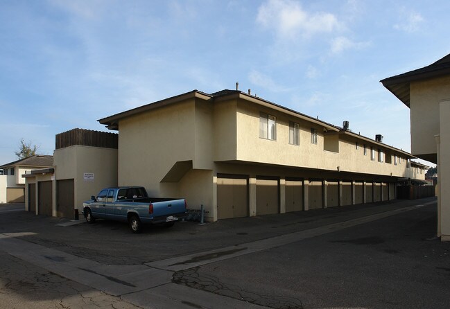 Showcase Townhouse Apartments in Anaheim, CA - Building Photo - Building Photo