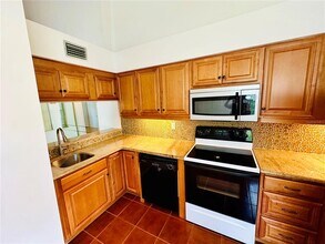 6825 Stonesthrow Cir N in St. Petersburg, FL - Building Photo - Building Photo