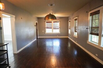 419 W Lullwood Ave in San Antonio, TX - Building Photo - Building Photo
