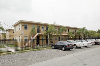 Hampton House Apartments in Miami, FL - Building Photo - Building Photo