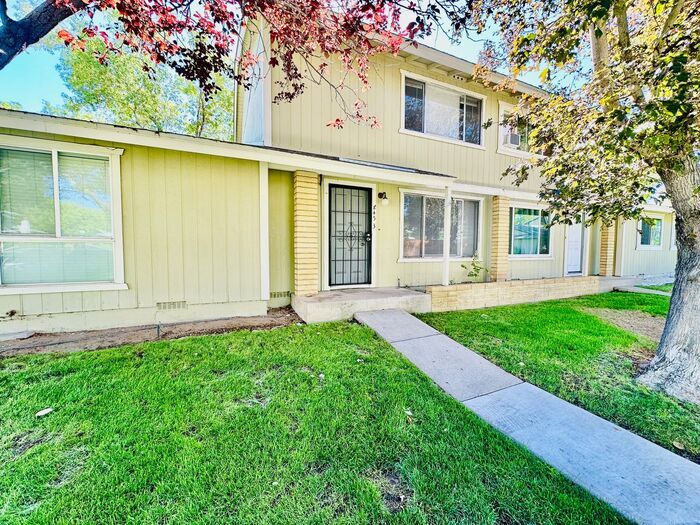845 Ridgewood Dr in Sparks, NV - Building Photo