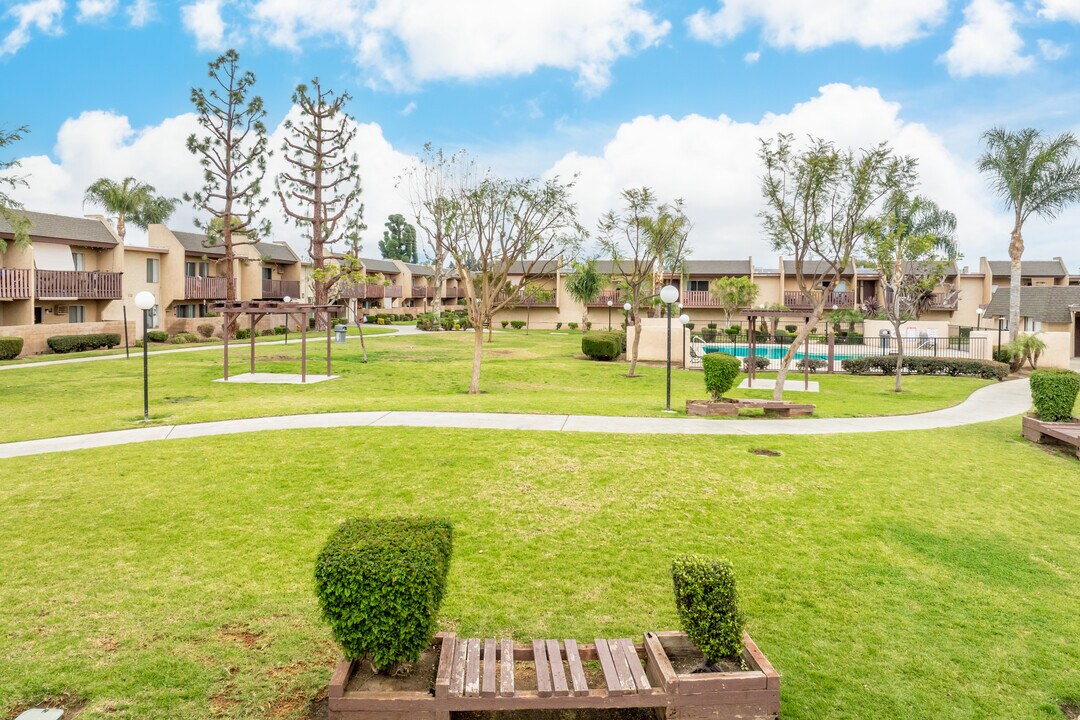 Village Meadows in Santa Ana, CA - Foto de edificio