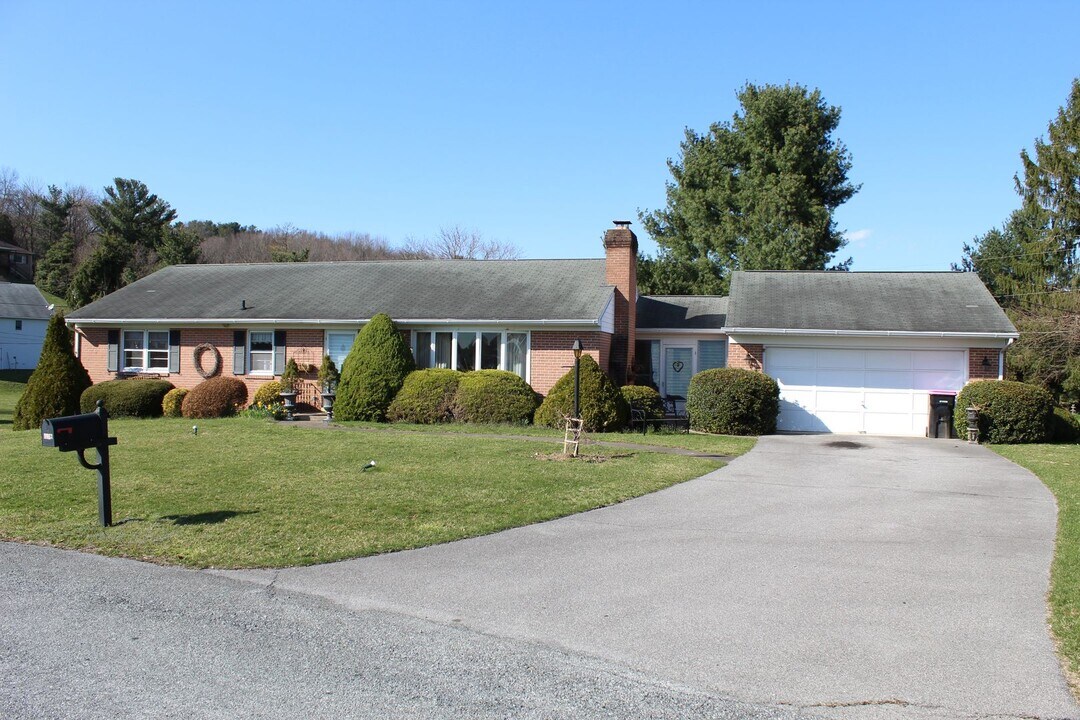 9083 Meadowbrook Cir in Waynesboro, PA - Building Photo