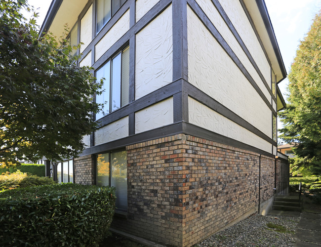 Wedgewood Park in White Rock, BC - Building Photo - Building Photo