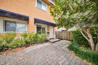 2814 SW 27th St in Miami, FL - Building Photo - Building Photo