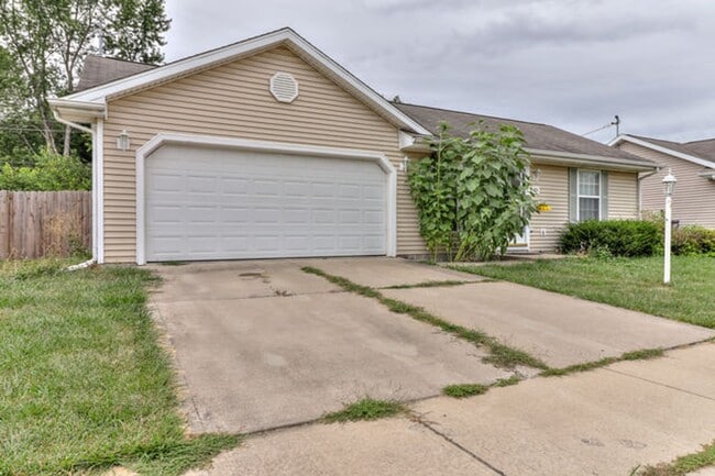 701 S Sunny Ln in Urbana, IL - Building Photo - Building Photo