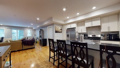 339 W Broadway in Boston, MA - Building Photo - Building Photo