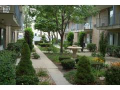 Courts of the Fountains in Des Plaines, IL - Building Photo - Building Photo