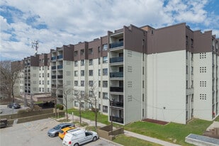 Warren Court Apartments in Toronto, ON - Building Photo