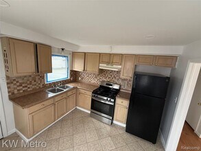 386 Amherst St in Inkster, MI - Building Photo - Building Photo