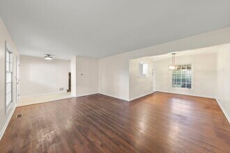 345 Green Valley Dr in Naperville, IL - Foto de edificio - Building Photo