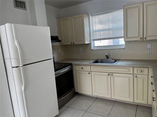 181 NW 47th Ave-Unit -2 in Miami, FL - Building Photo - Building Photo