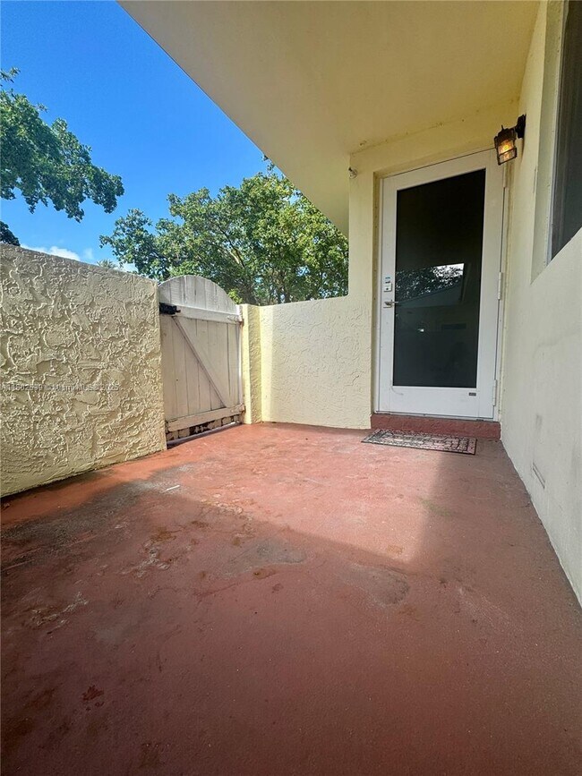 9241 SW 204th Terrace in Cutler Bay, FL - Foto de edificio - Building Photo