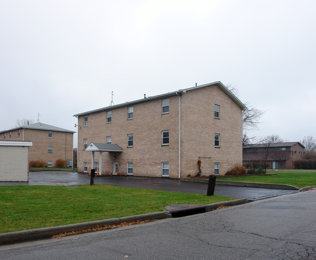 1997 Wolosyn Cir in Youngstown, OH - Foto de edificio - Building Photo