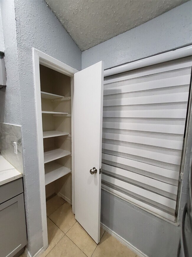 10151 Inwood Hollow Ln in Houston, TX - Building Photo - Building Photo