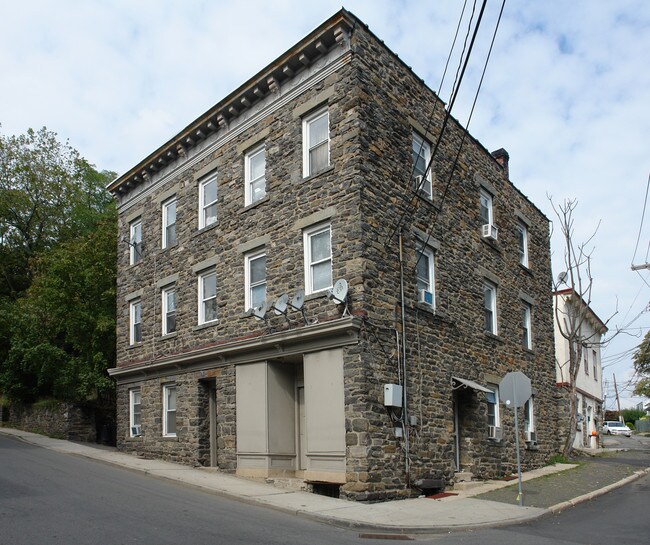 27 Fox Island Rd in Port Chester, NY - Foto de edificio - Building Photo