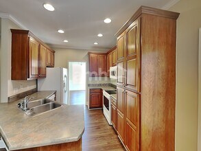 2404 Adelaide Dr in Thompson's Station, TN - Foto de edificio - Building Photo