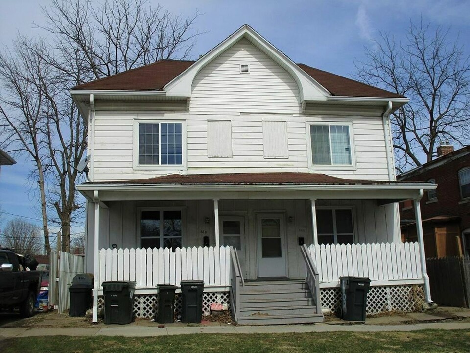608-610 W 8th St in Waterloo, IA - Building Photo
