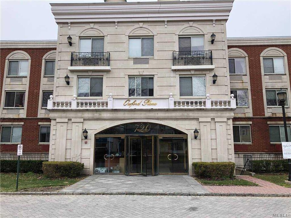 720 Middle Neck Rd in Great Neck, NY - Foto de edificio
