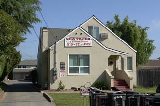 204-220 Cherry Way in Hayward, CA - Building Photo - Building Photo