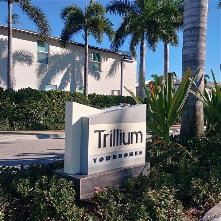 3919 SE Mentmore Ln in Stuart, FL - Building Photo