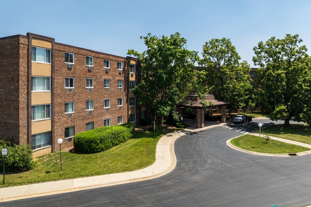 Moon Lake Village Condominiums in Schaumburg, IL - Building Photo