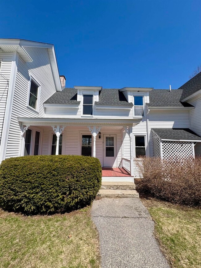 834 Main St in Hopkinton, NH - Building Photo - Building Photo