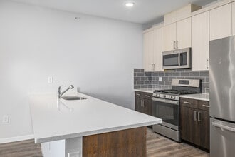 The Metropolitan in Elizabeth, NJ - Building Photo - Interior Photo