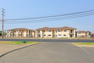 Newcomb Court in Porterville, CA - Foto de edificio - Building Photo