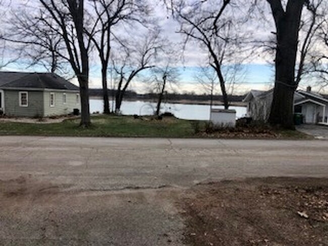 321 Lakeside Dr in Walkerton, IN - Building Photo - Building Photo