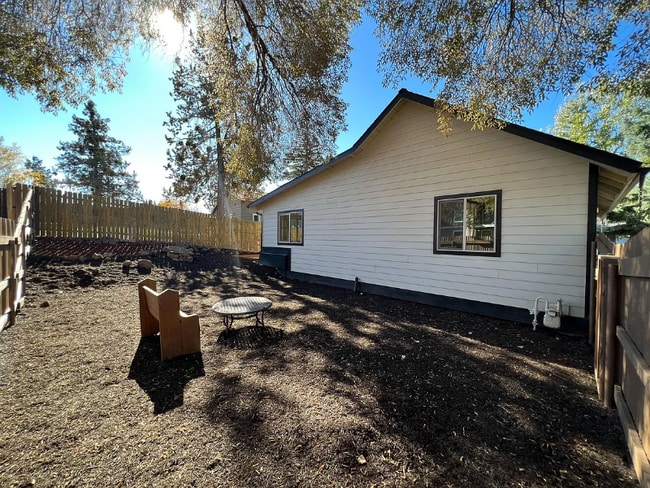 61555 SE Alstrup Rd in Bend, OR - Foto de edificio - Building Photo