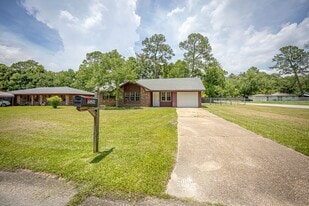 1520 Kingfisher Dr in Gautier, MS - Building Photo