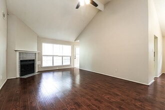 9215 Grandview Park Dr in Spring, TX - Foto de edificio - Building Photo