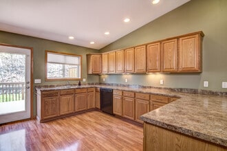 3904 London Rd in Eau Claire, WI - Foto de edificio - Building Photo