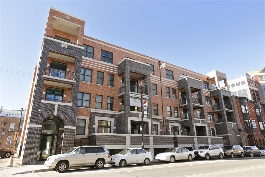 2945 N Halsted St, Unit 2944-304 in Chicago, IL - Building Photo