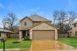 1605 Cardinal Dr in Ennis, TX - Building Photo