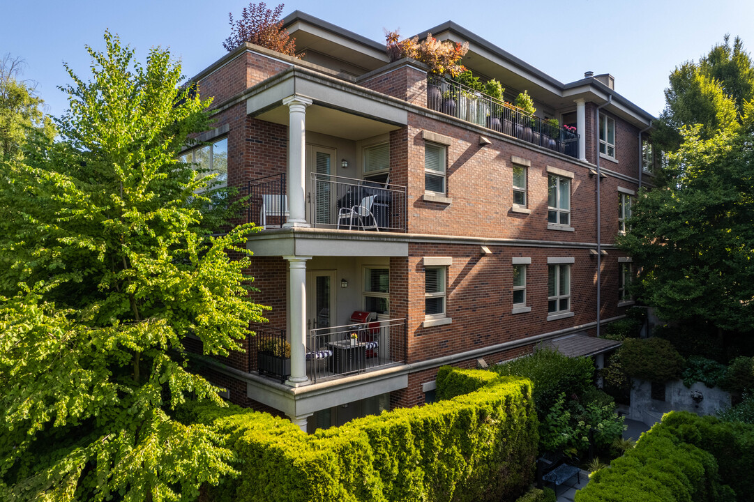 HARVARD ESTATES in Seattle, WA - Building Photo