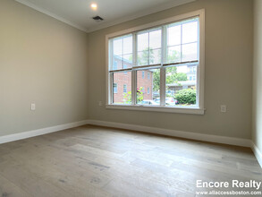 31 Cummins Hwy, Unit 2 in Boston, MA - Building Photo - Building Photo