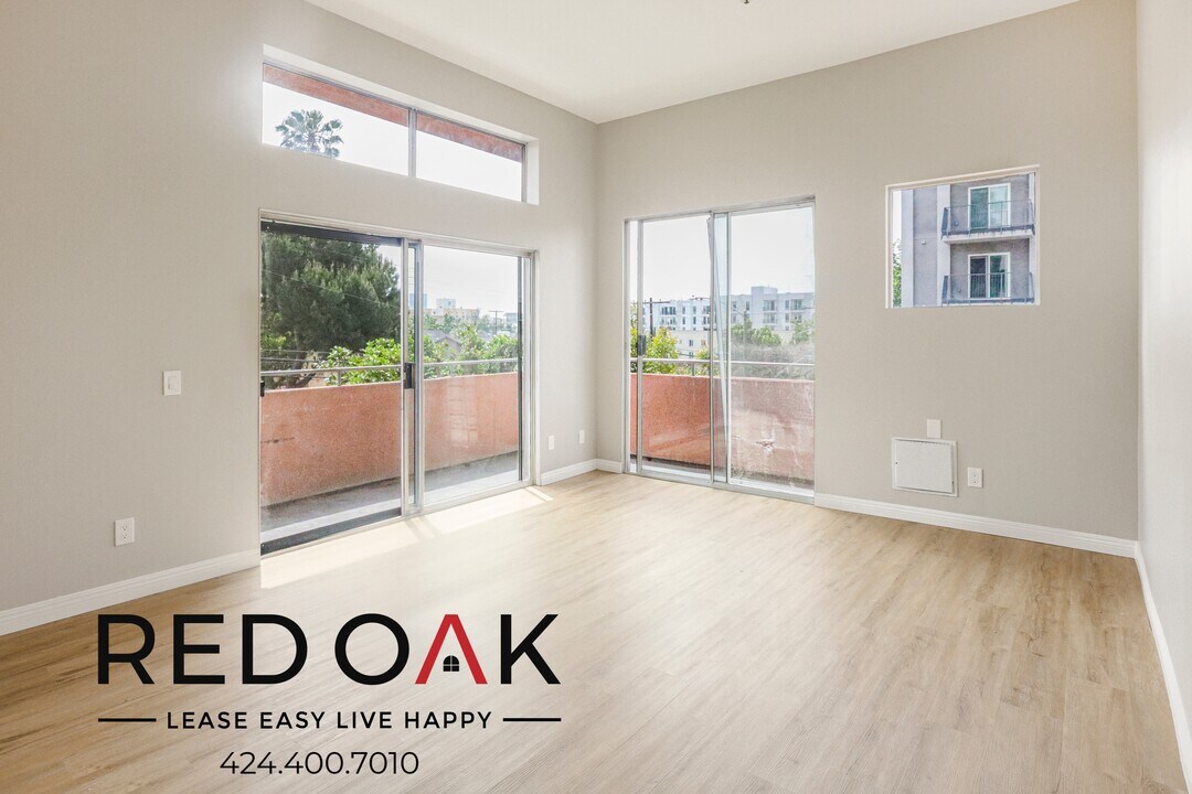 6700 Franklin Pl in Los Angeles, CA - Building Photo