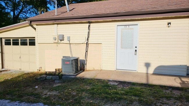 property at 125 E Neosho St