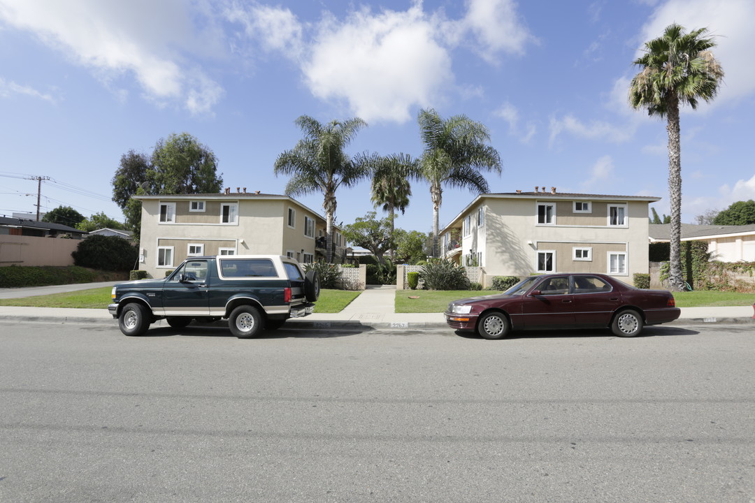 2265-2267 Canyon Dr in Costa Mesa, CA - Building Photo